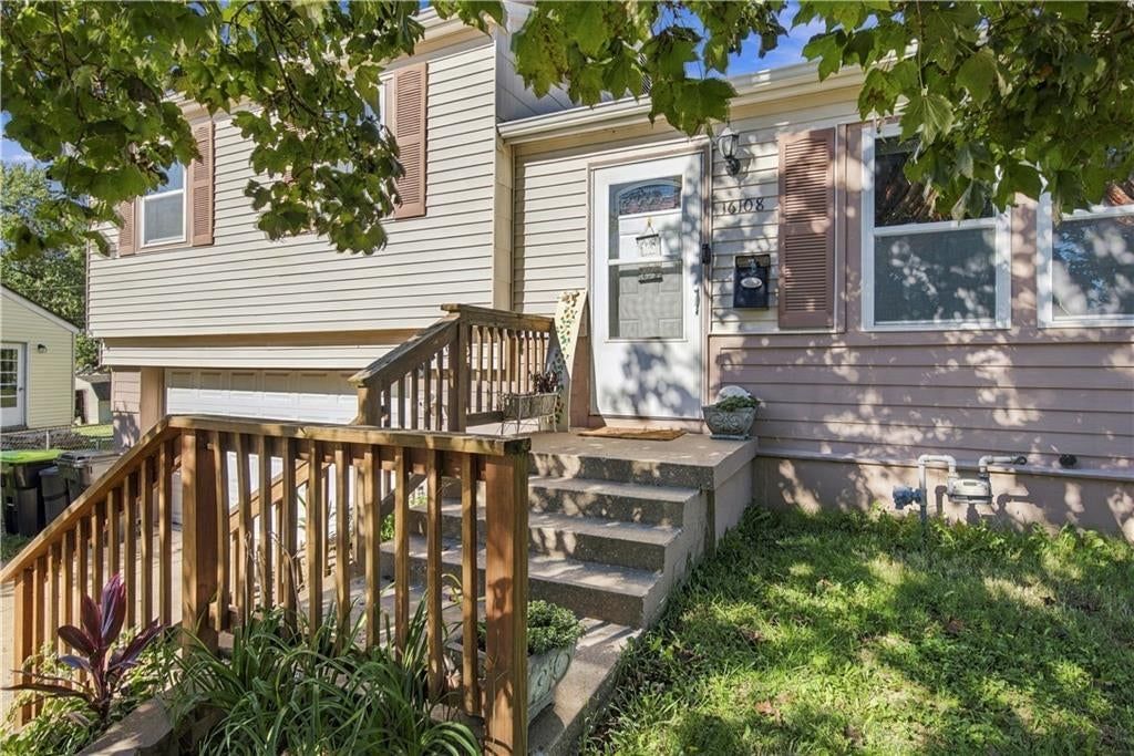 16108 E 32nd Street S, Independence, MO: listing photo 2