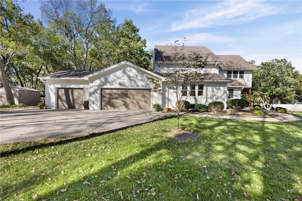 Photo 4 of 81 - 14926 S Caenen Lane, Olathe, KS 66062