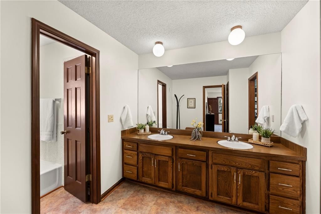 Photo 51 of 81 - 14926 S Caenen Lane, Olathe, KS 66062