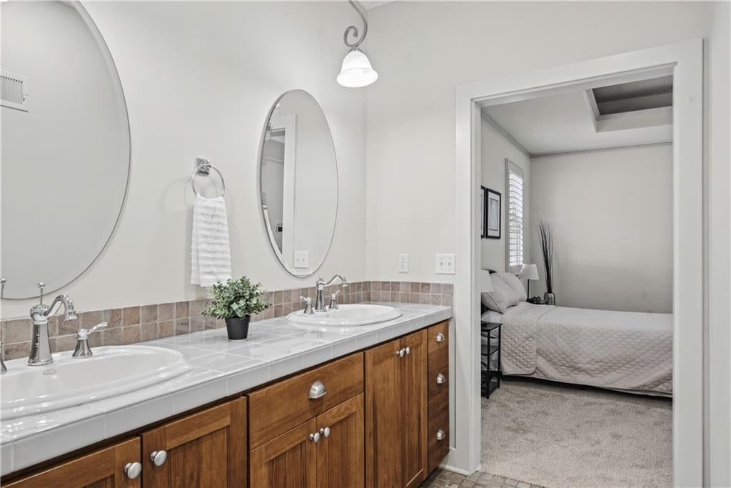Photo 15 of 35 - 7924 N Ditzler Avenue, Kansas City, MO 64158