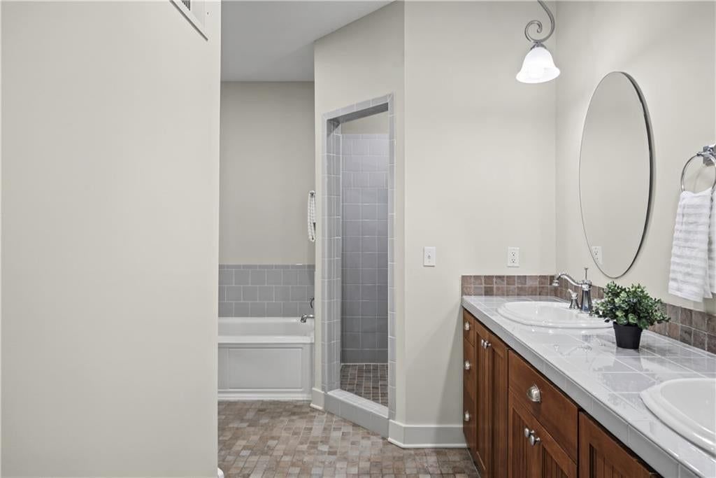 Photo 16 of 35 - 7924 N Ditzler Avenue, Kansas City, MO 64158