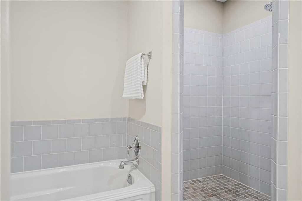 Photo 17 of 35 - 7924 N Ditzler Avenue, Kansas City, MO 64158