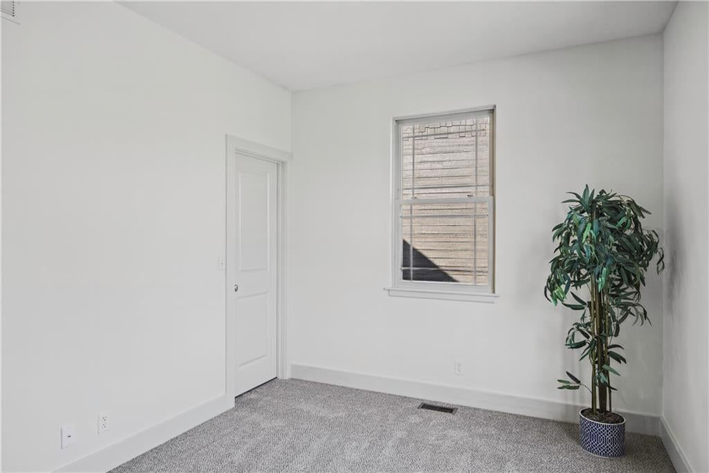 Photo 19 of 35 - 7924 N Ditzler Avenue, Kansas City, MO 64158