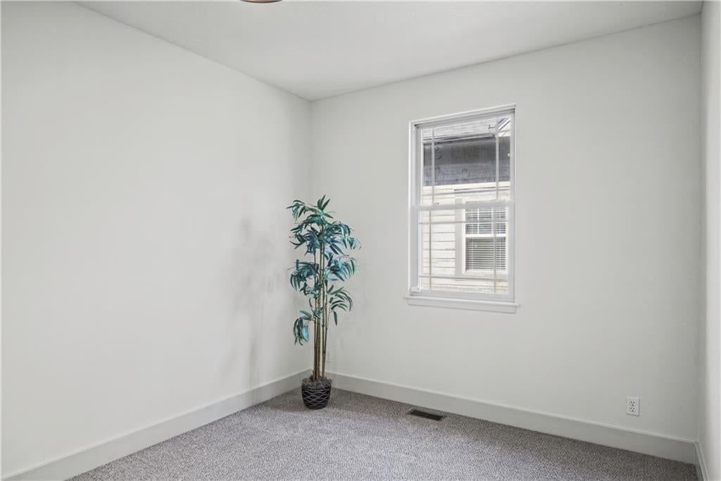 Photo 21 of 35 - 7924 N Ditzler Avenue, Kansas City, MO 64158