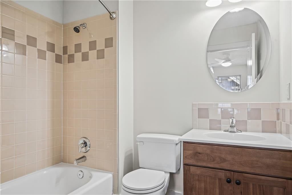 Photo 24 of 35 - 7924 N Ditzler Avenue, Kansas City, MO 64158