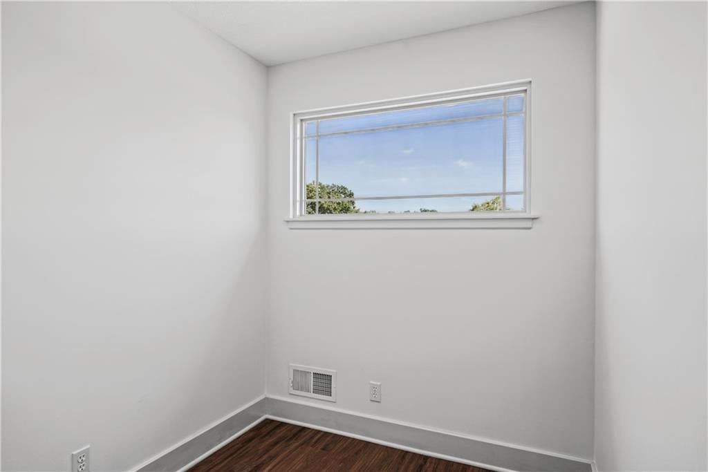 Photo 26 of 35 - 7924 N Ditzler Avenue, Kansas City, MO 64158