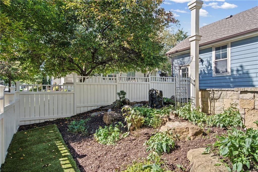 Photo 30 of 35 - 7924 N Ditzler Avenue, Kansas City, MO 64158