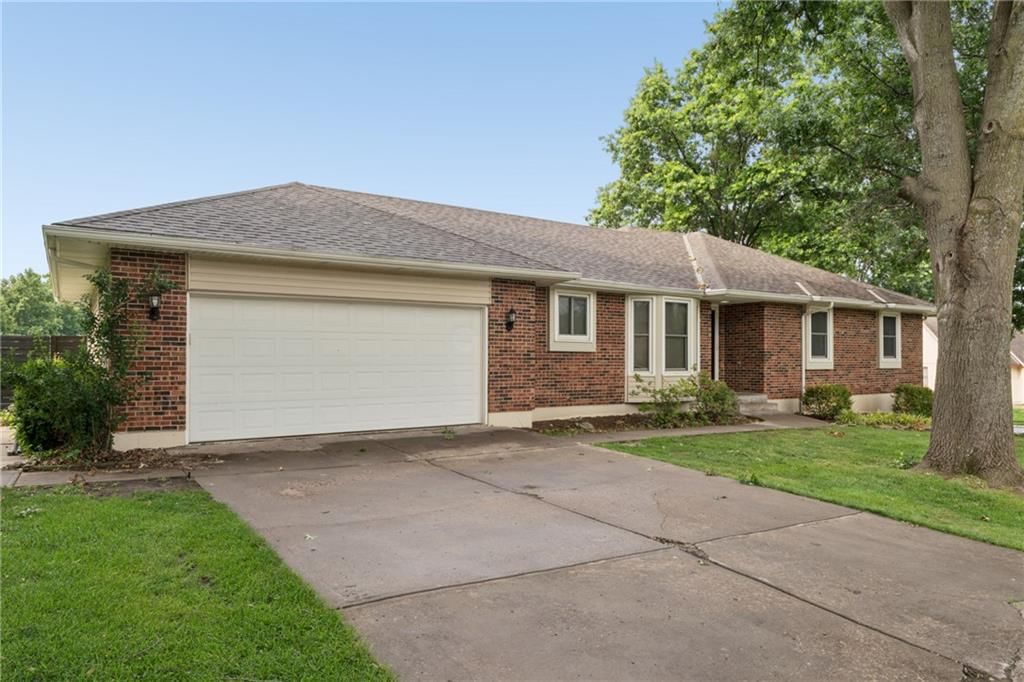 Concrete driveway at 617 W Maple Street, Raymore, MO 64083