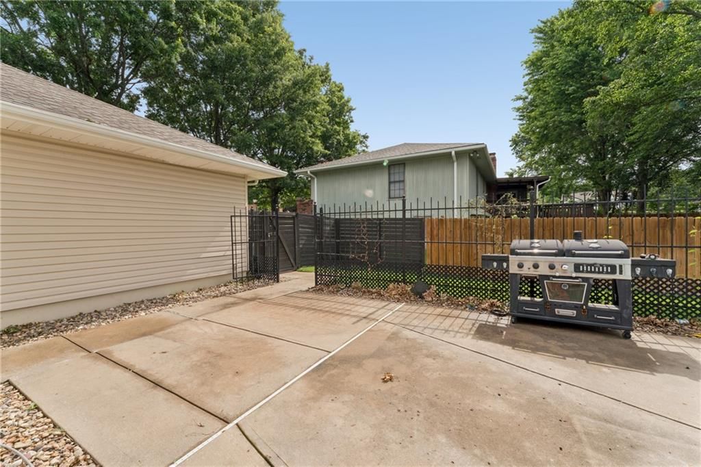 Photo 24 of 48 - 617 W Maple Street, Raymore, MO 64083