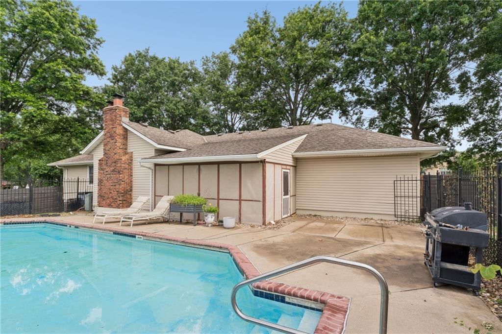 Photo 27 of 48 - 617 W Maple Street, Raymore, MO 64083