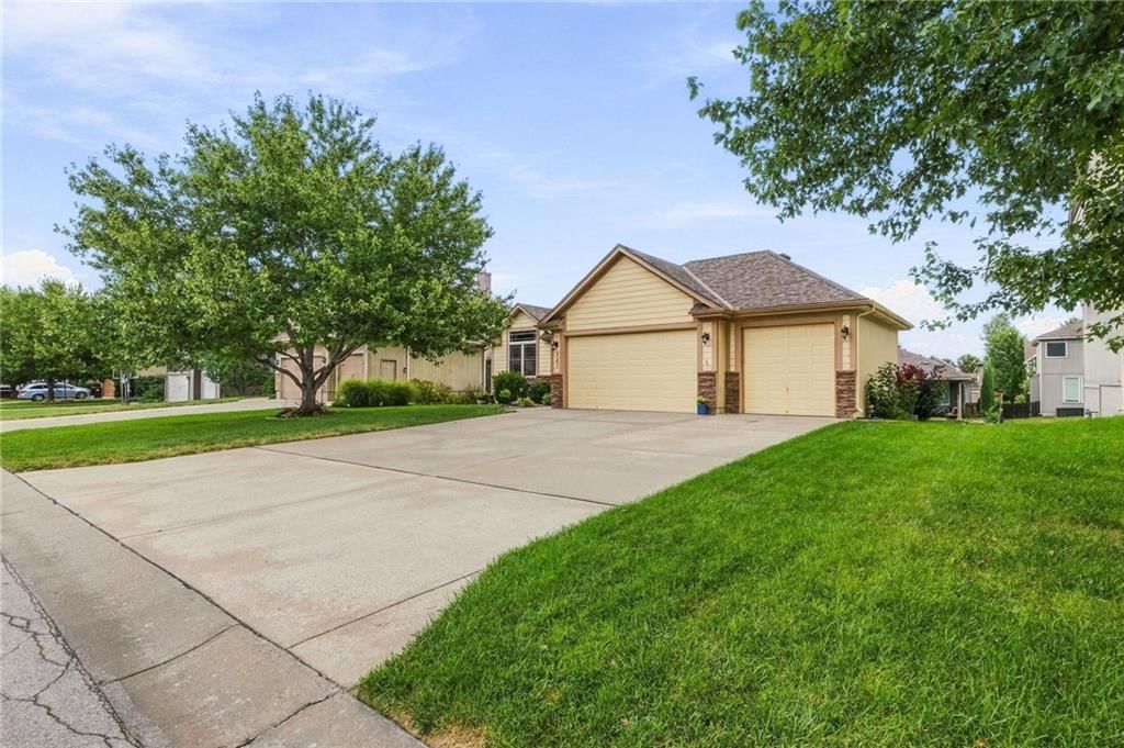 Photo 5 of 58 - 343 SE WOOD Lane, Lee's Summit, MO 64063