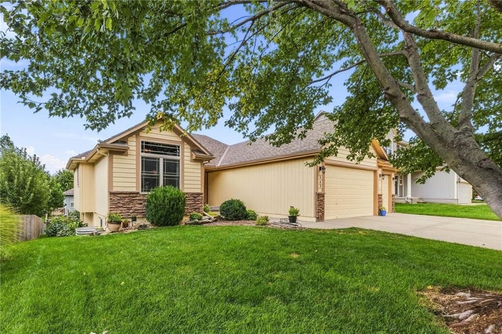 Photo 6 of 58 - 343 SE WOOD Lane, Lee's Summit, MO 64063
