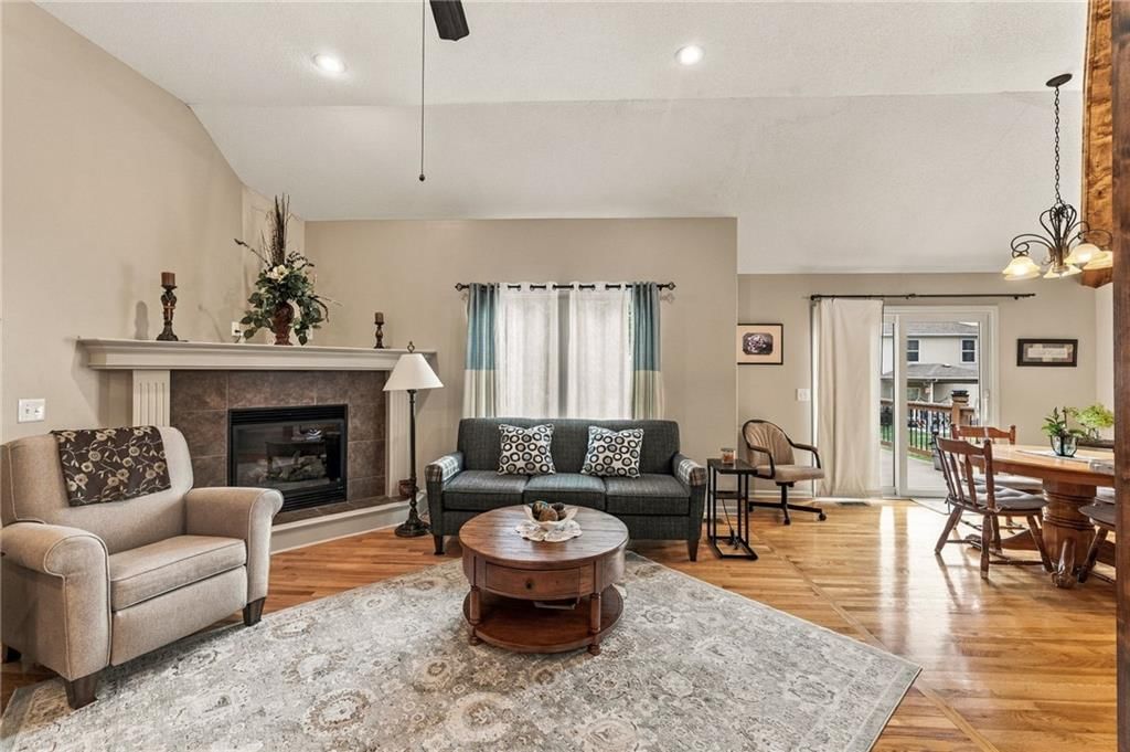 Photo 8 of 58 - 343 SE WOOD Lane, Lee's Summit, MO 64063