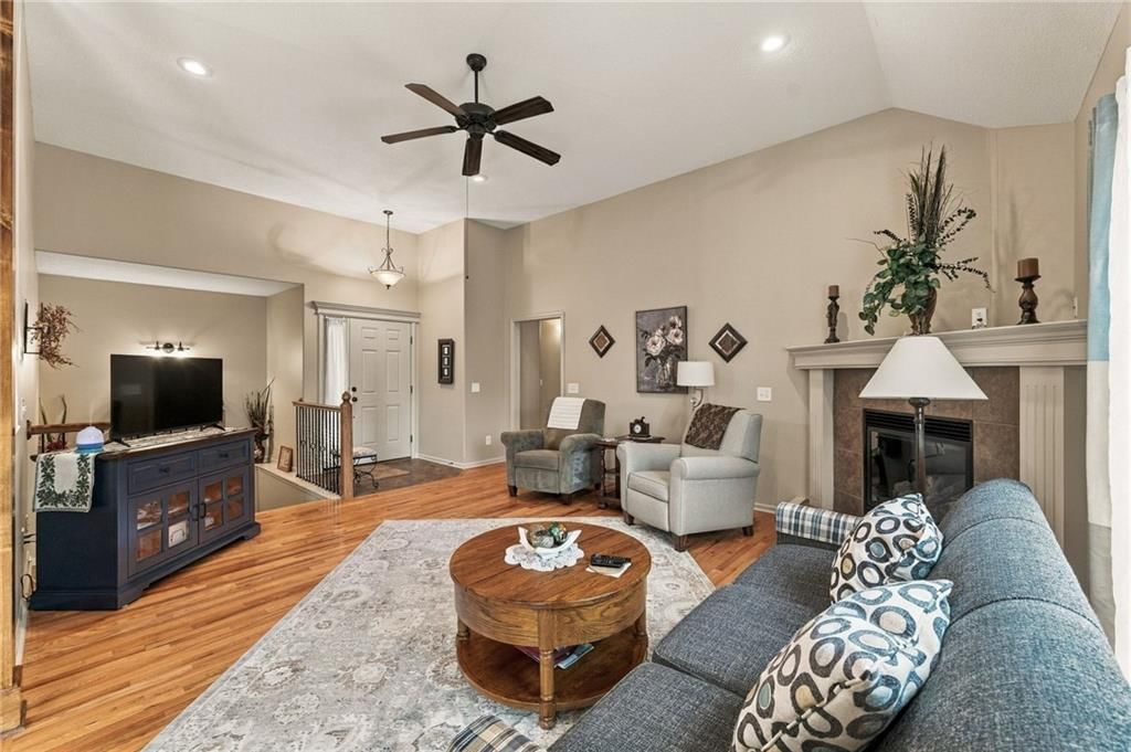 Photo 10 of 58 - 343 SE WOOD Lane, Lee's Summit, MO 64063