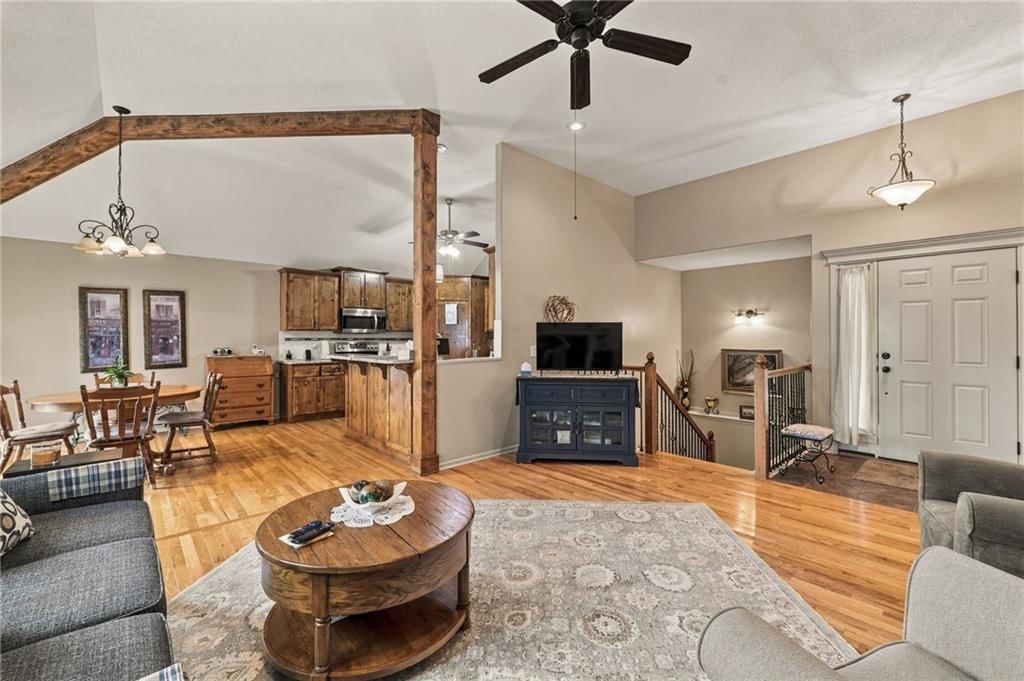 Photo 11 of 58 - 343 SE WOOD Lane, Lee's Summit, MO 64063