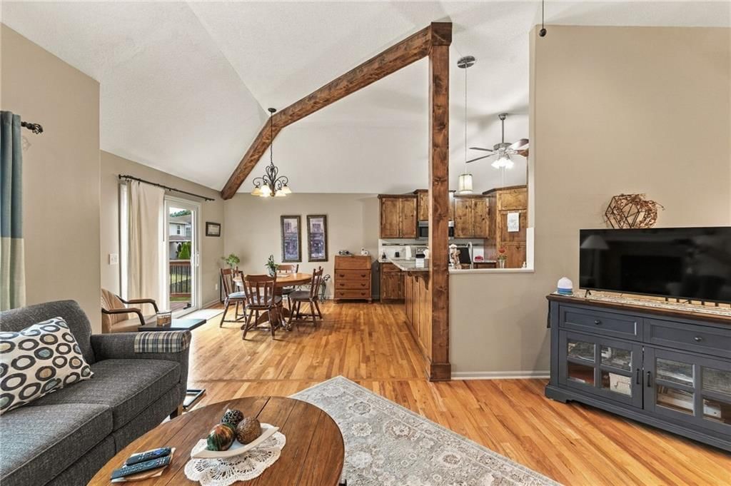 Photo 12 of 58 - 343 SE WOOD Lane, Lee's Summit, MO 64063