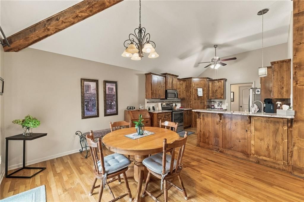 Kitchen island at 343 SE WOOD Lane, Lee's Summit, MO 64063