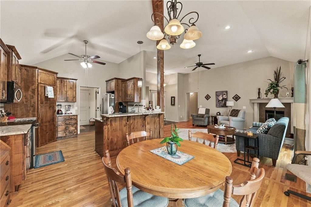 Photo 16 of 58 - 343 SE WOOD Lane, Lee's Summit, MO 64063