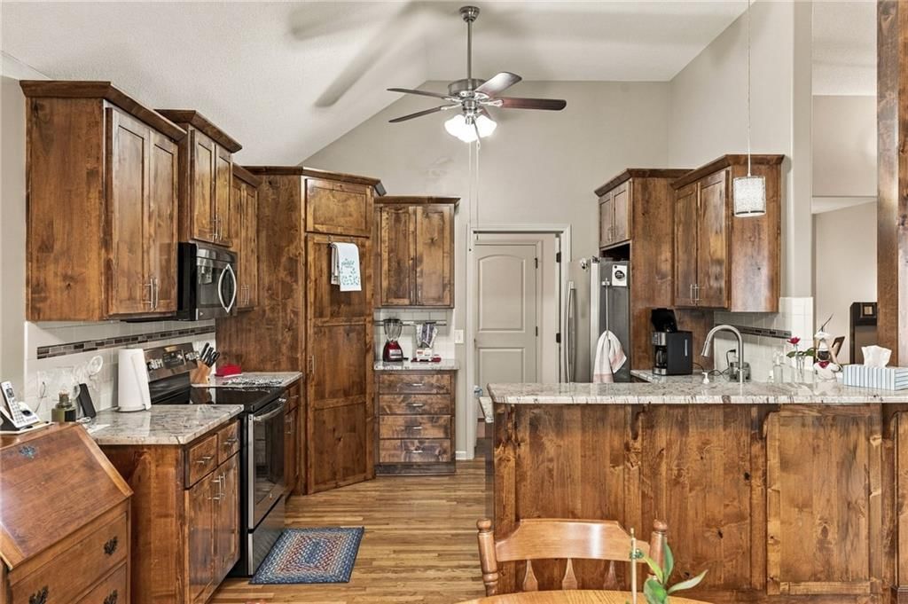 Photo 17 of 58 - 343 SE WOOD Lane, Lee's Summit, MO 64063