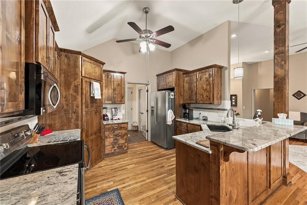 Photo 18 of 58 - 343 SE WOOD Lane, Lee's Summit, MO 64063