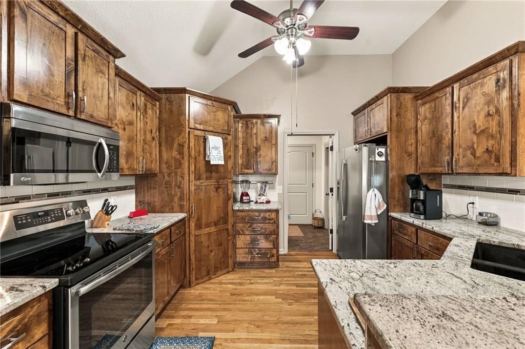 Photo 19 of 58 - 343 SE WOOD Lane, Lee's Summit, MO 64063