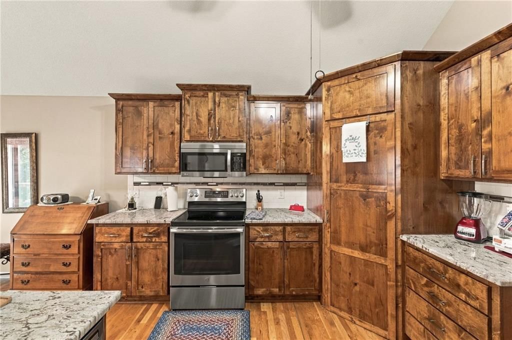 Photo 21 of 58 - 343 SE WOOD Lane, Lee's Summit, MO 64063