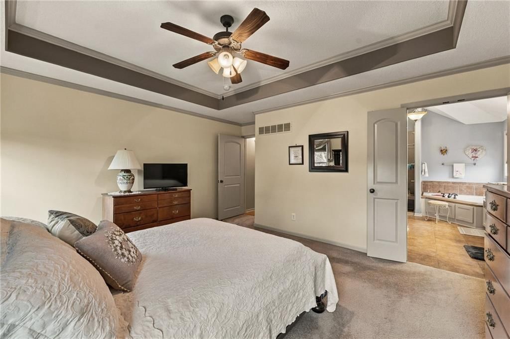 Photo 24 of 58 - 343 SE WOOD Lane, Lee's Summit, MO 64063