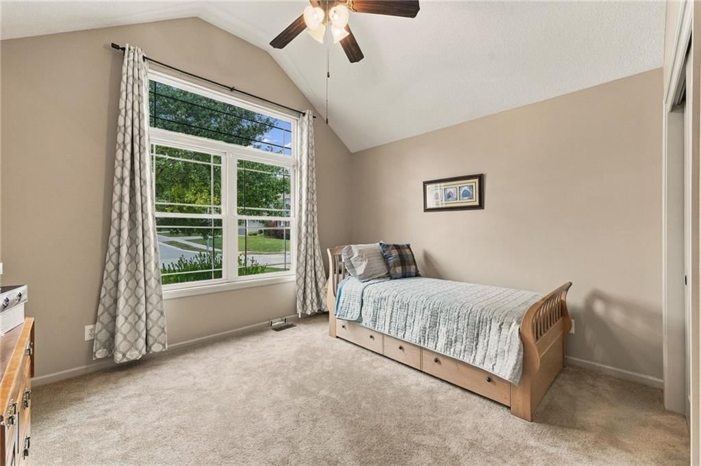 Photo 28 of 58 - 343 SE WOOD Lane, Lee's Summit, MO 64063
