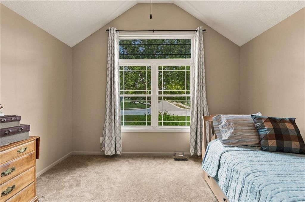 Wall of windows at 343 SE WOOD Lane, Lee's Summit, MO 64063