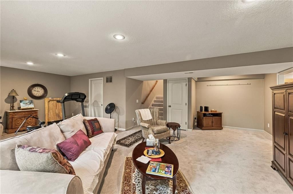 Photo 32 of 58 - 343 SE WOOD Lane, Lee's Summit, MO 64063
