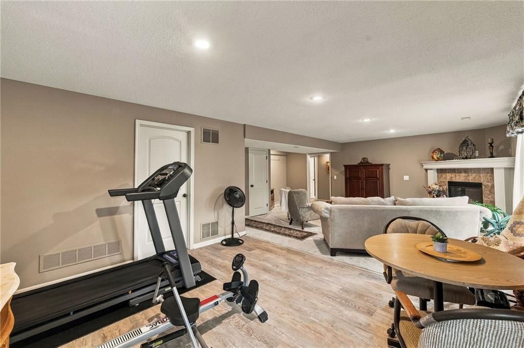 Photo 33 of 58 - 343 SE WOOD Lane, Lee's Summit, MO 64063