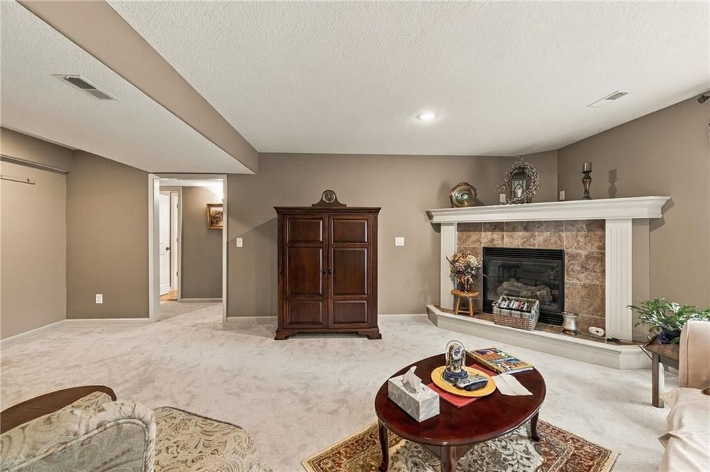 Photo 34 of 58 - 343 SE WOOD Lane, Lee's Summit, MO 64063