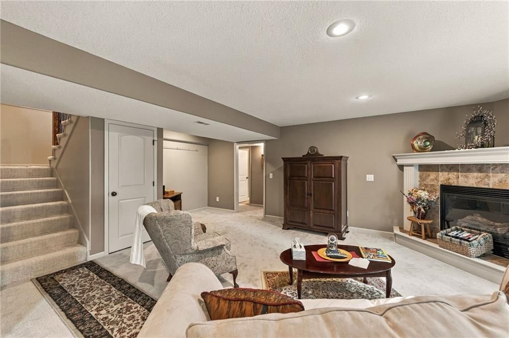 Photo 35 of 58 - 343 SE WOOD Lane, Lee's Summit, MO 64063