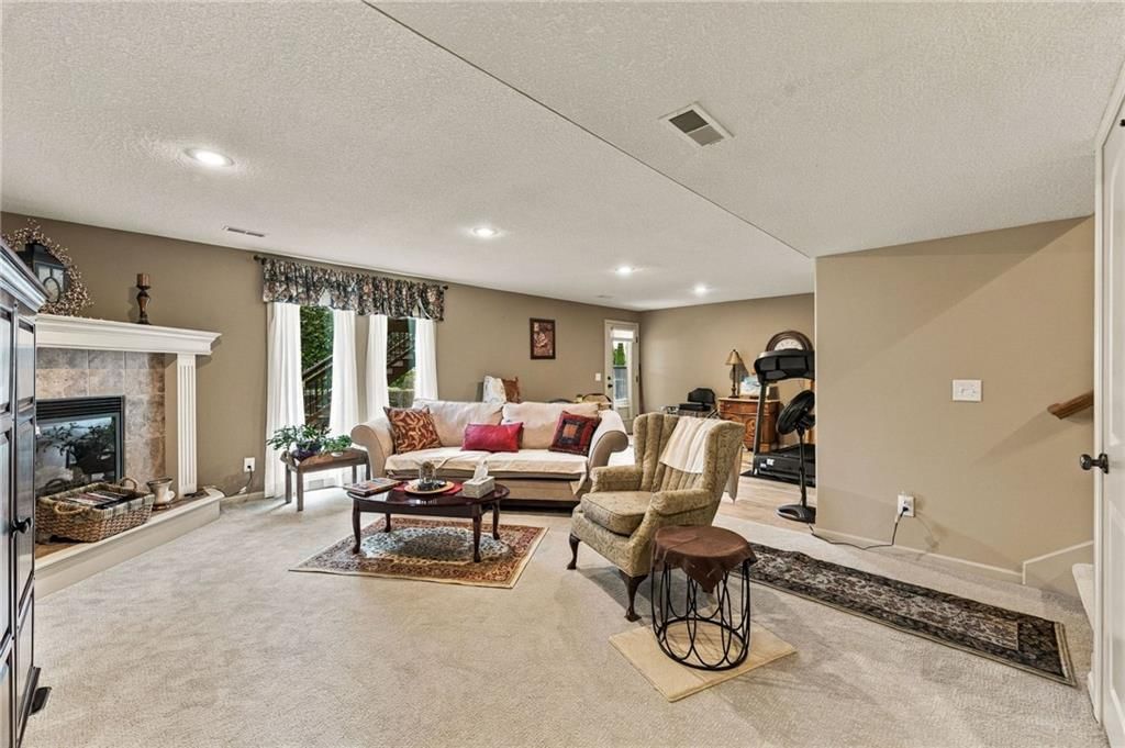 Photo 36 of 58 - 343 SE WOOD Lane, Lee's Summit, MO 64063