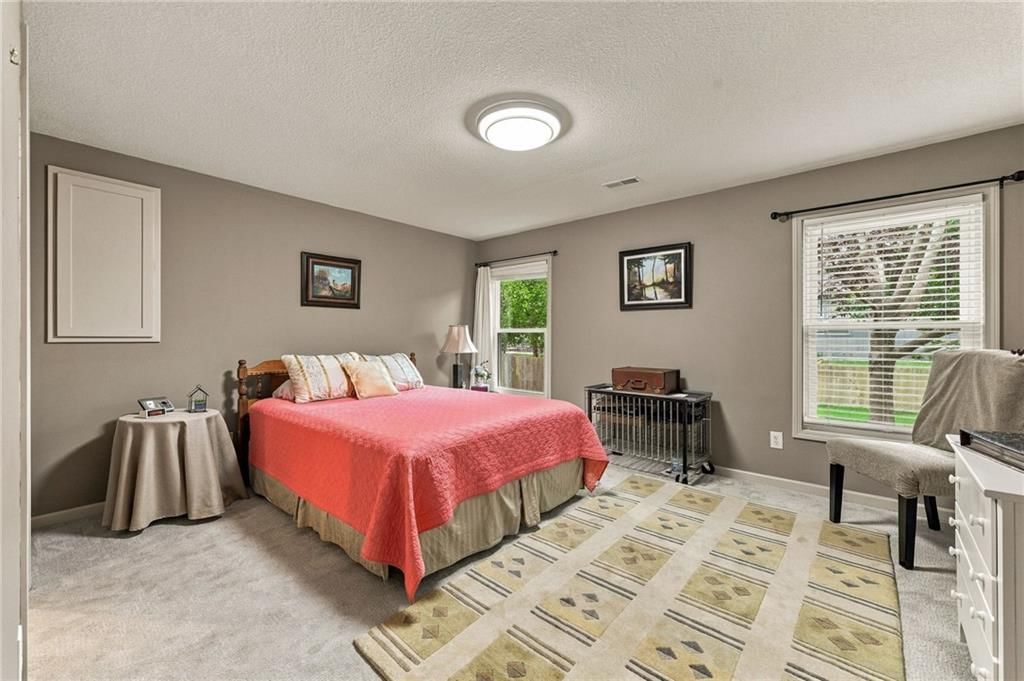 Photo 38 of 58 - 343 SE WOOD Lane, Lee's Summit, MO 64063