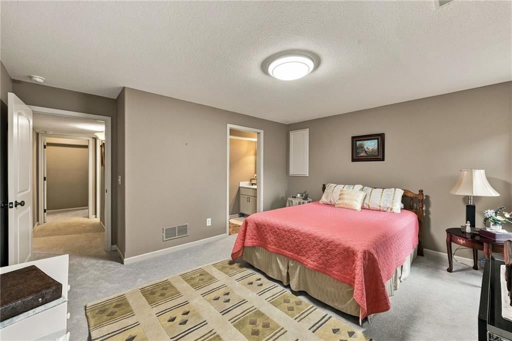 Photo 39 of 58 - 343 SE WOOD Lane, Lee's Summit, MO 64063