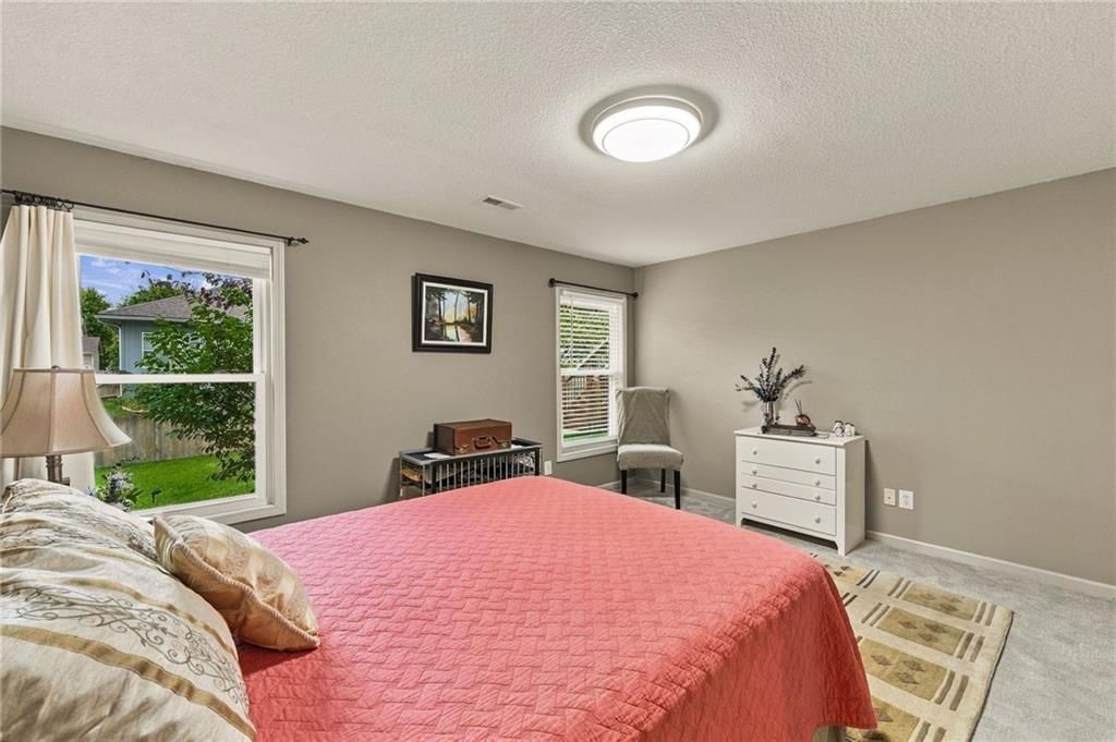 Photo 40 of 58 - 343 SE WOOD Lane, Lee's Summit, MO 64063