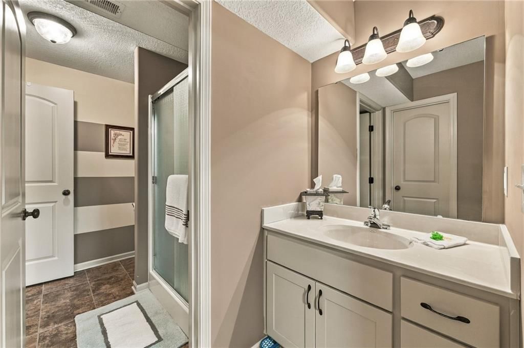 Photo 41 of 58 - 343 SE WOOD Lane, Lee's Summit, MO 64063