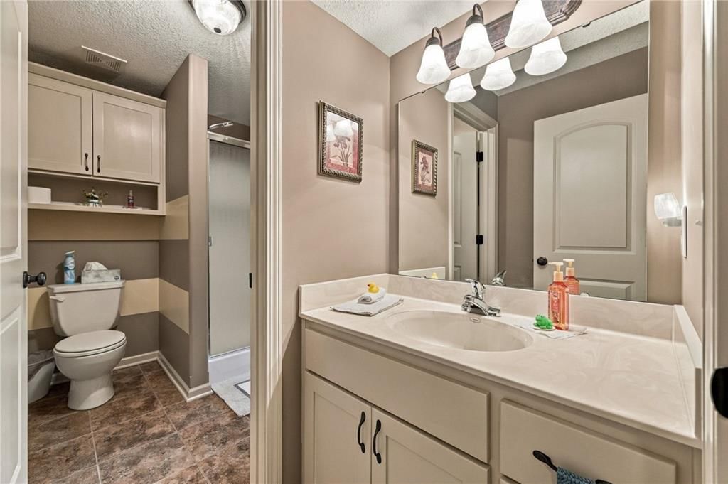 Photo 42 of 58 - 343 SE WOOD Lane, Lee's Summit, MO 64063