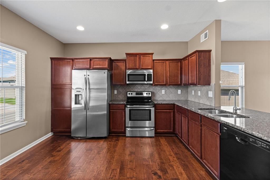Photo 9 of 32 - 11035 N Jefferson Street, Kansas City, MO 64155