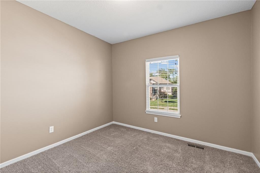 Photo 17 of 32 - 11035 N Jefferson Street, Kansas City, MO 64155