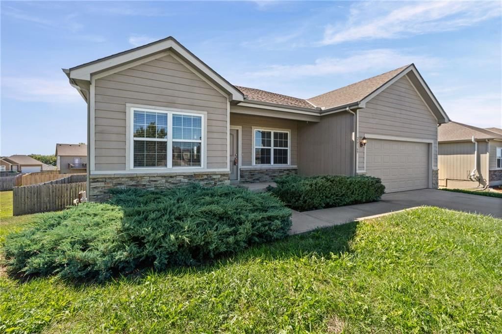 26169 W 141st Terrace, Olathe, KS: listing photo 2