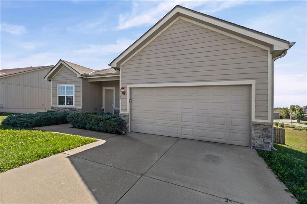 26169 W 141st Terrace, Olathe, KS: listing photo 3