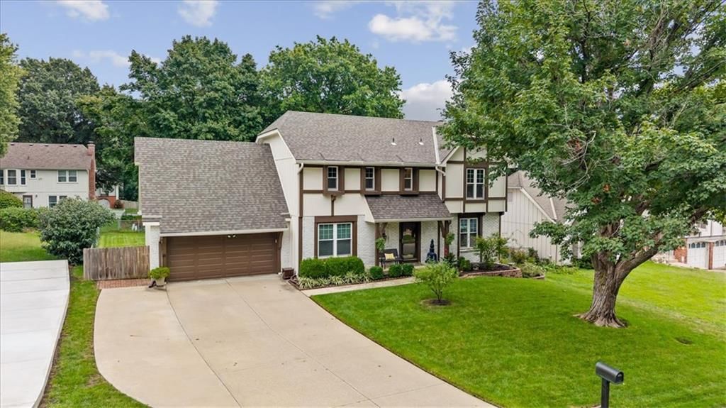 Attached garage at 10417 OAKMONT Street, Overland Park, KS 66215