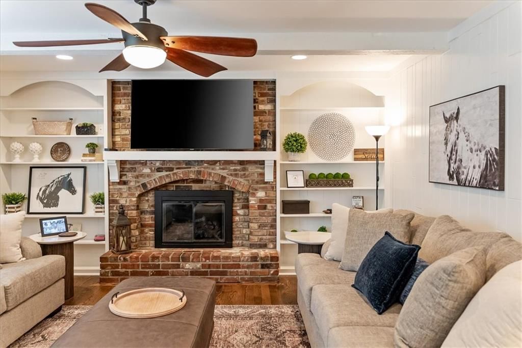 Photo 7 of 45 - 10417 OAKMONT Street, Overland Park, KS 66215