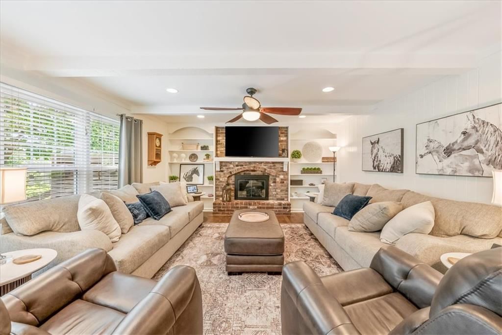 Photo 8 of 45 - 10417 OAKMONT Street, Overland Park, KS 66215