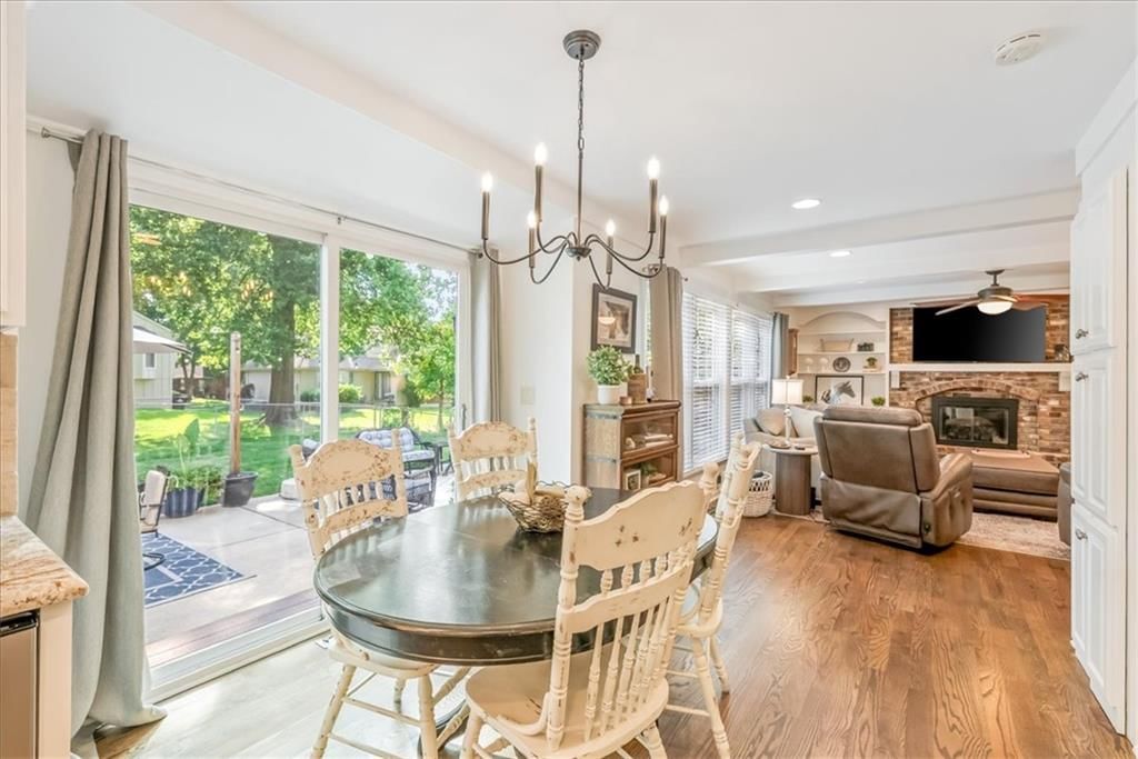 Photo 10 of 45 - 10417 OAKMONT Street, Overland Park, KS 66215
