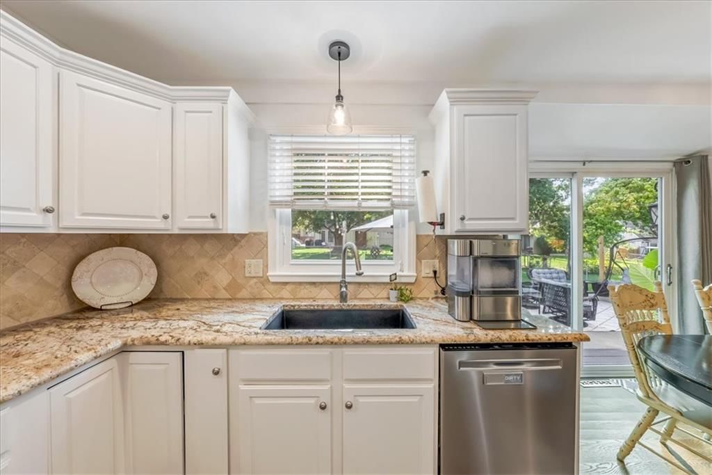 Photo 13 of 45 - 10417 OAKMONT Street, Overland Park, KS 66215