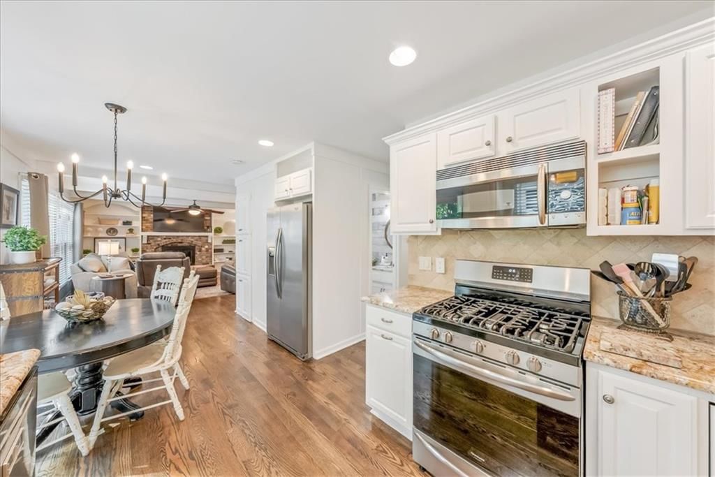 Photo 14 of 45 - 10417 OAKMONT Street, Overland Park, KS 66215