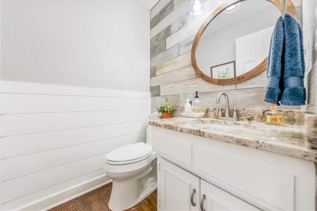 Photo 16 of 45 - 10417 OAKMONT Street, Overland Park, KS 66215